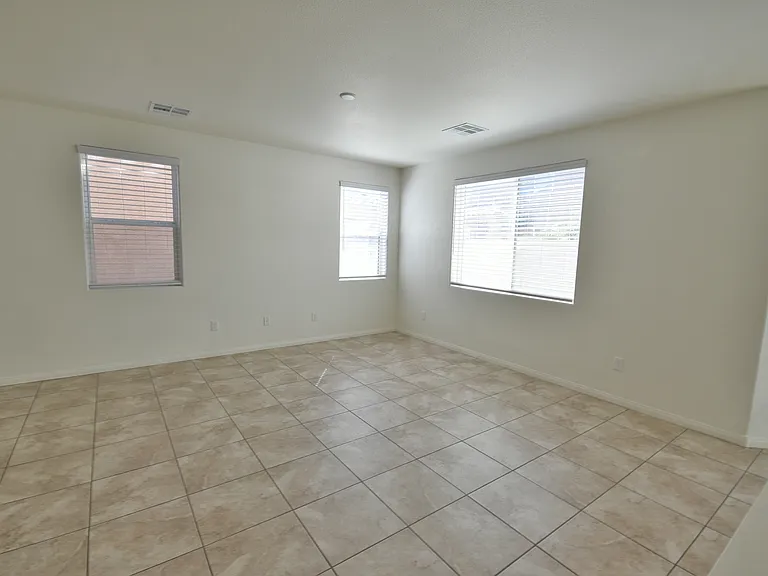 3041 Lake Como Ave — Photo 4