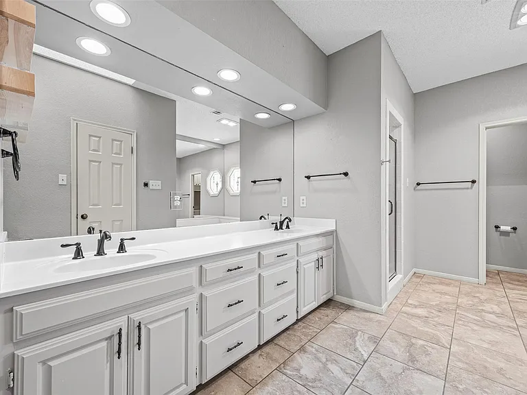 114 Paragon Ct — Photo 16