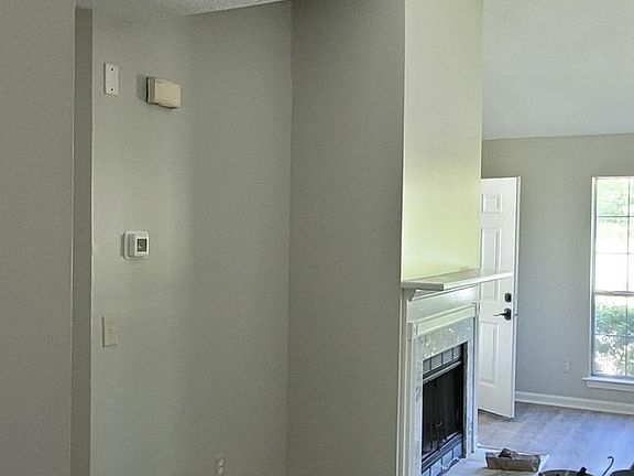 4th image of 20 Jill Ln