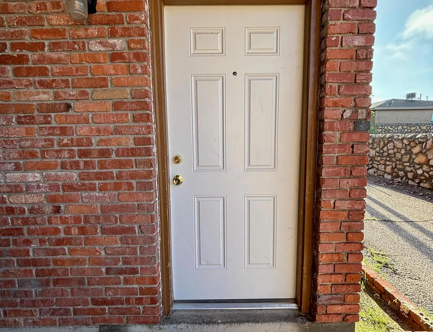 2 bed, 1.0 bath, 806 sqft, $999 — Photo 2