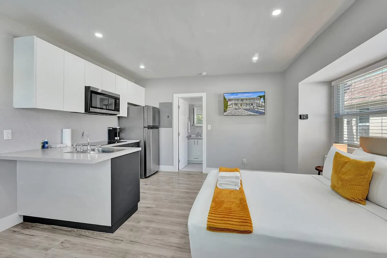 Studio, 1.0 bath, 4305 sqft, $2,273 — Photo 3