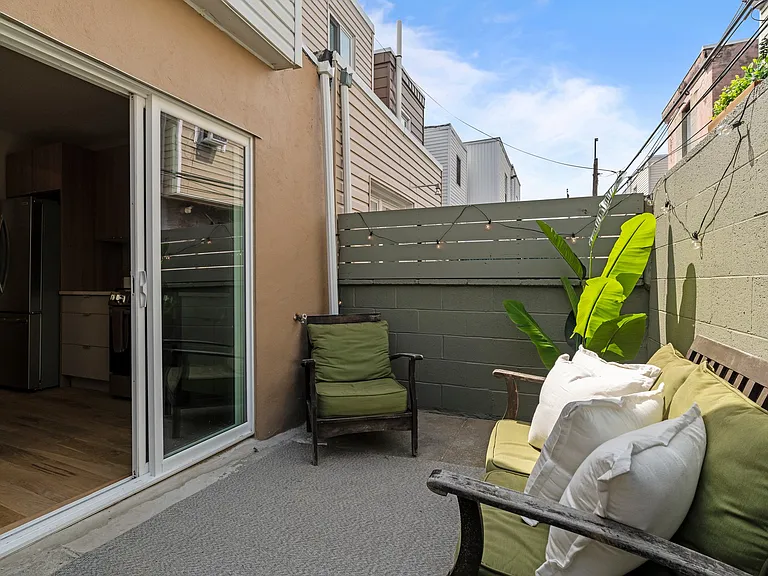 1031 Mercy St — Photo 32