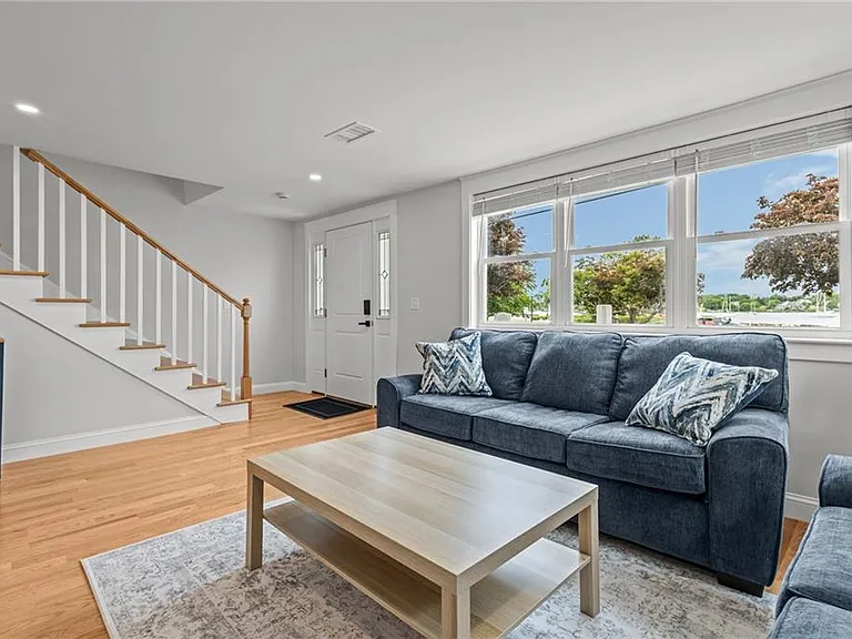 484 Thames St — Photo 3