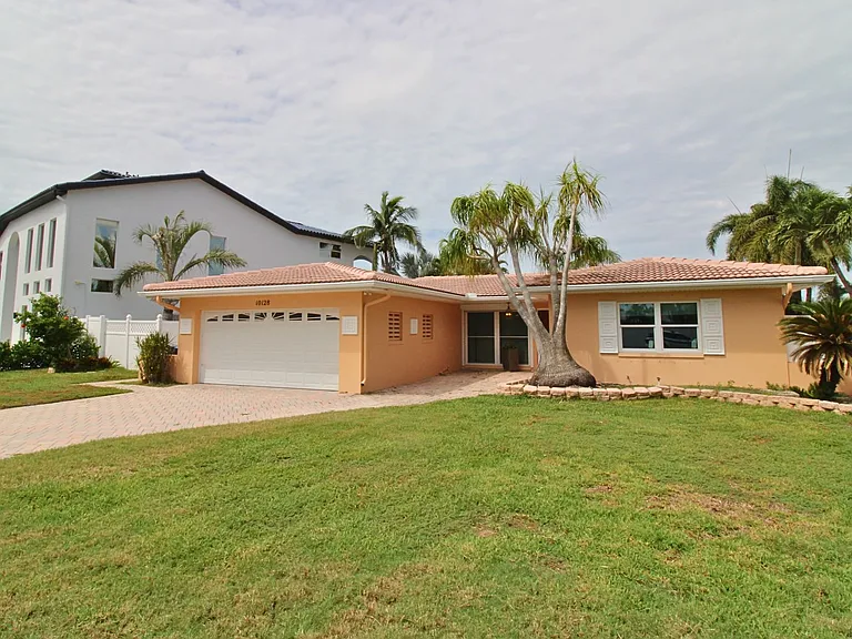 10128 Yacht Club Dr — Photo 3