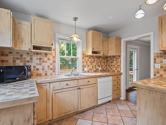 5th image of 1464 Lincoln Pl