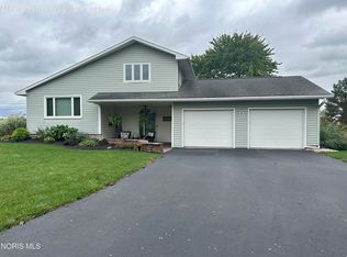 310 Crestview Ln, Tiffin, OH 44883