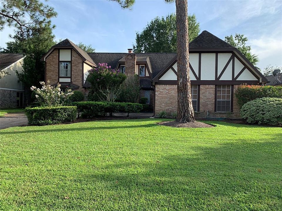 Welcome to 3010 Cypress Point in Quail Valley's Golf Course Community.