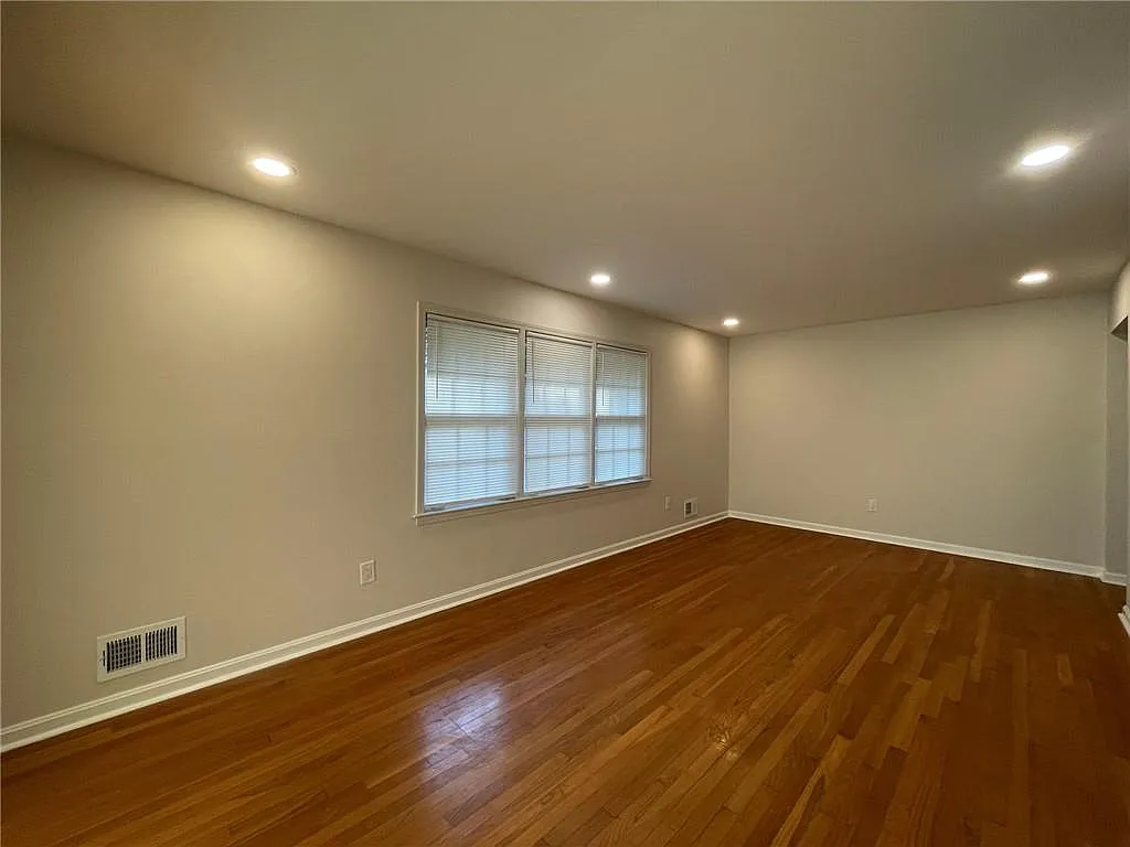 3 bed, 2.0 bath, 1584 sqft, $2,350 — Photo 4