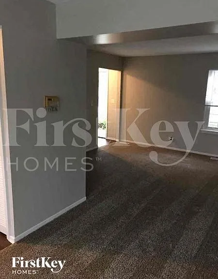 990 Chelsea Ln — Photo 3