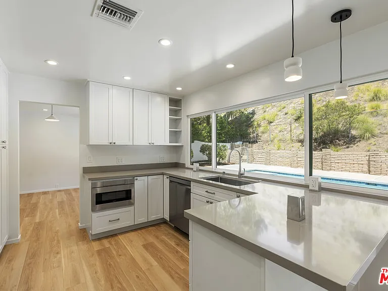 3062 Arrowhead Dr — Photo 8