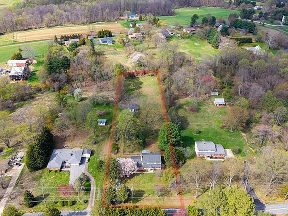 3rd image of 447 Chambers Rock Rd