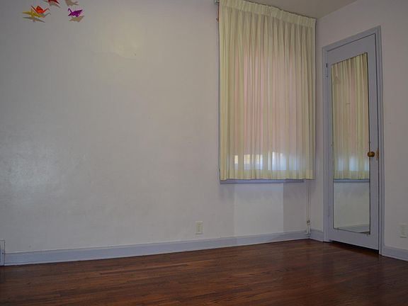 3rd image of 1901 E Hillcrest Ave S