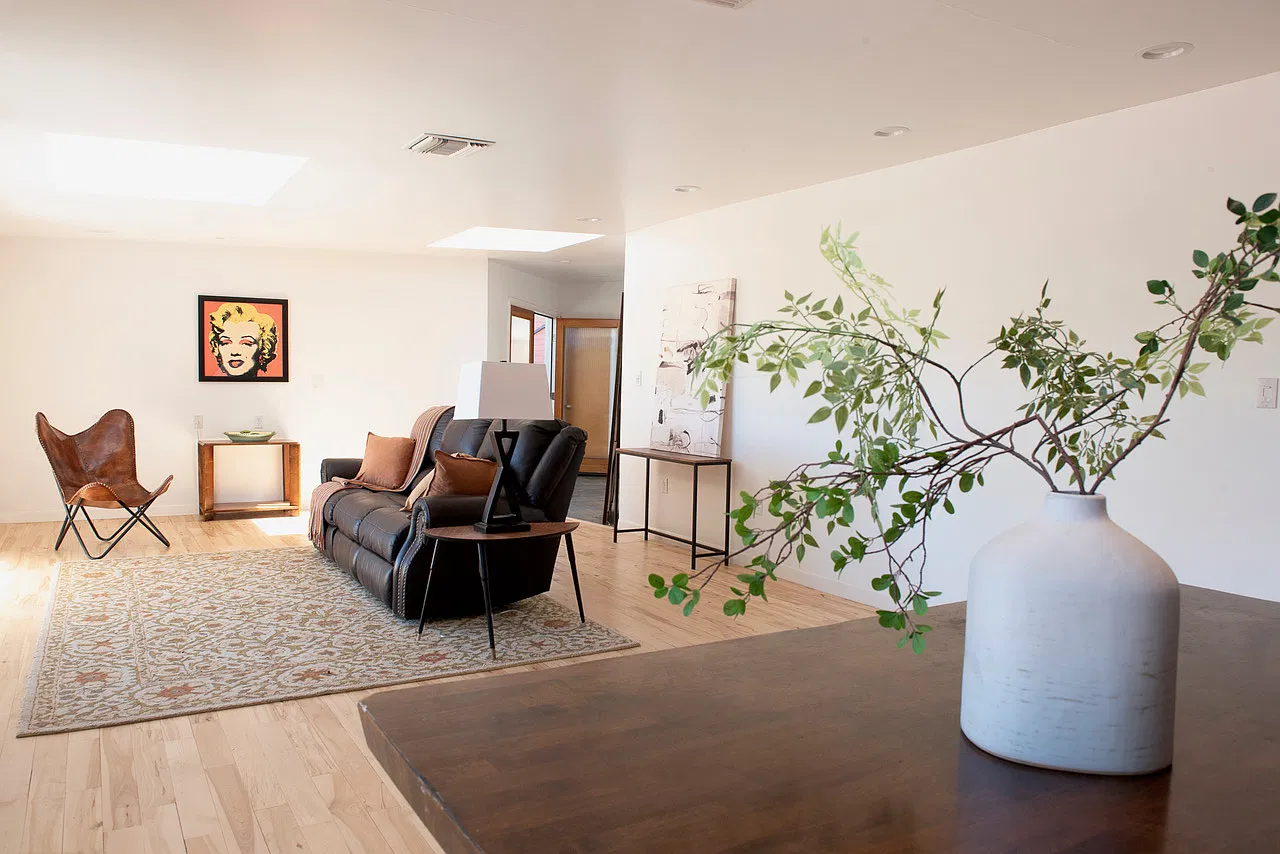 4 bed, 2500 sqft, $7,400 — Photo 2
