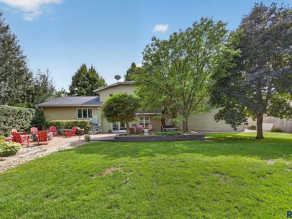 4th image of 708 E Alder Ln