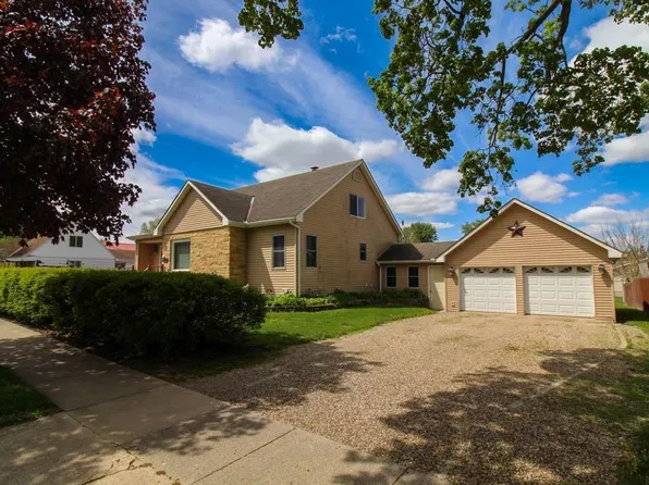 303 7th St, Grundy Center, IA 50638