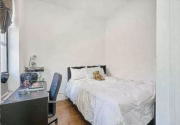 3rd image of 24 Saint Marks Pl APT 8