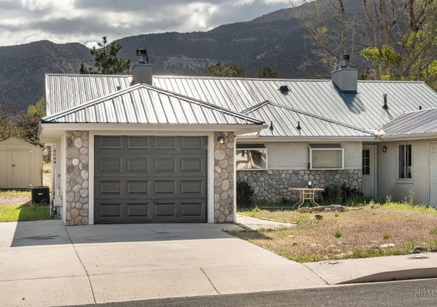 3/2 - Fresh Renovated and Updated w Garage — Photo 1