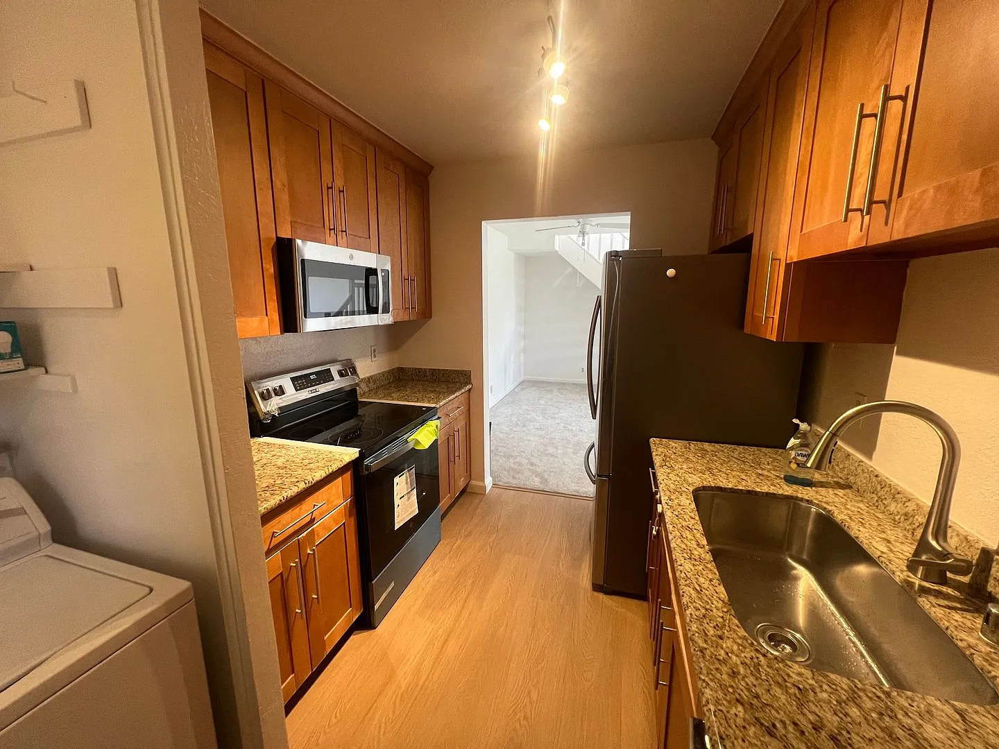 Upgraded 2 bed 2 bath condo in Mountain View. Must See! — Photo 3