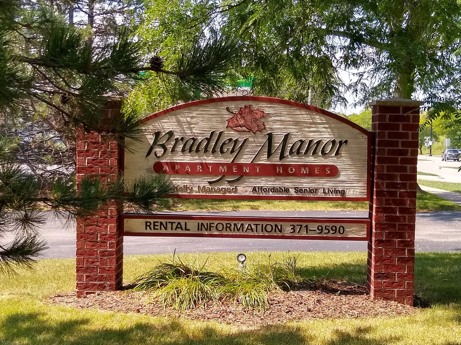 Bradley Manor Apartments — Photo 1