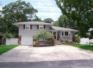 98 N Evergreen Dr, Selden, NY 11784
