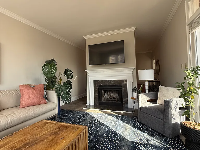 2315 Selwyn Ave #G — Photo 5