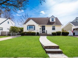 10 Lea Pl, Albertson, NY 11507