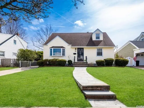 10 Lea Place, Albertson, NY 11507