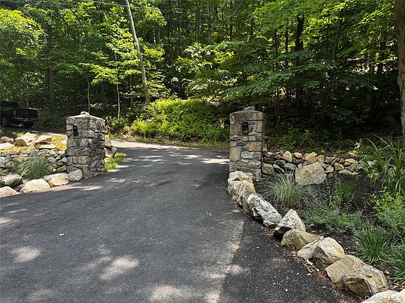 2nd image of 560 Oscawana Lake Road