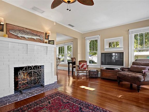 3rd image of 1210 Idlewild Dr