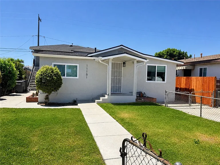 11151 Duncan Ave — Photo 2