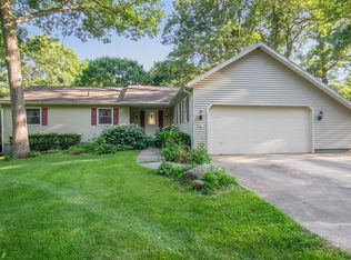 2 Hillcrest Heights Ln, Mount Vernon, IA 52314