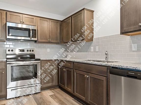 5th image of 324 SE Rose Garden Ln