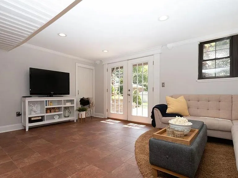 256 Castle Dr — Photo 30