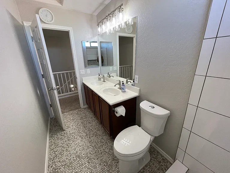 Upstairs Full Bathroom