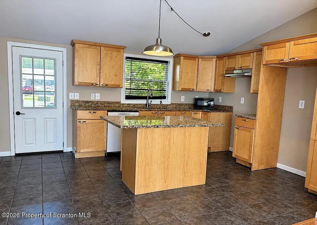 2 bed, 1.0 bath, 1173 sqft, $1,700 — Photo 3