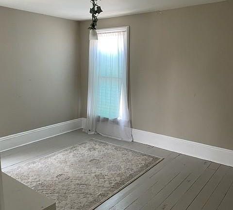 3rd image of 221 Cottonwood Ave