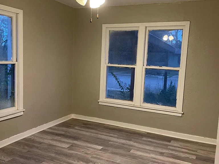 703 E Broadway Ave — Photo 9
