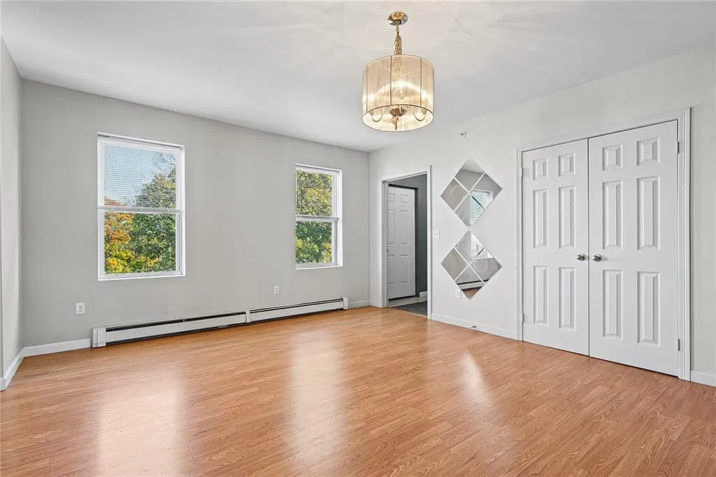 3 bed, 1.0 bath, 1235 sqft, $2,100 — Photo 2