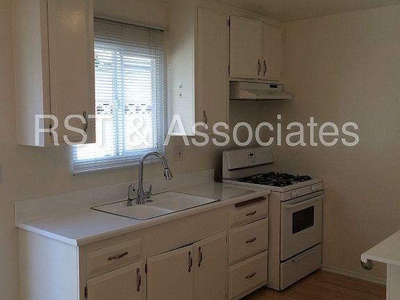 4th image of 12829 Admiral Ave