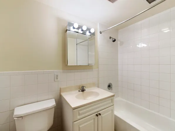 444 Manhattan Avenue image 3 of 9