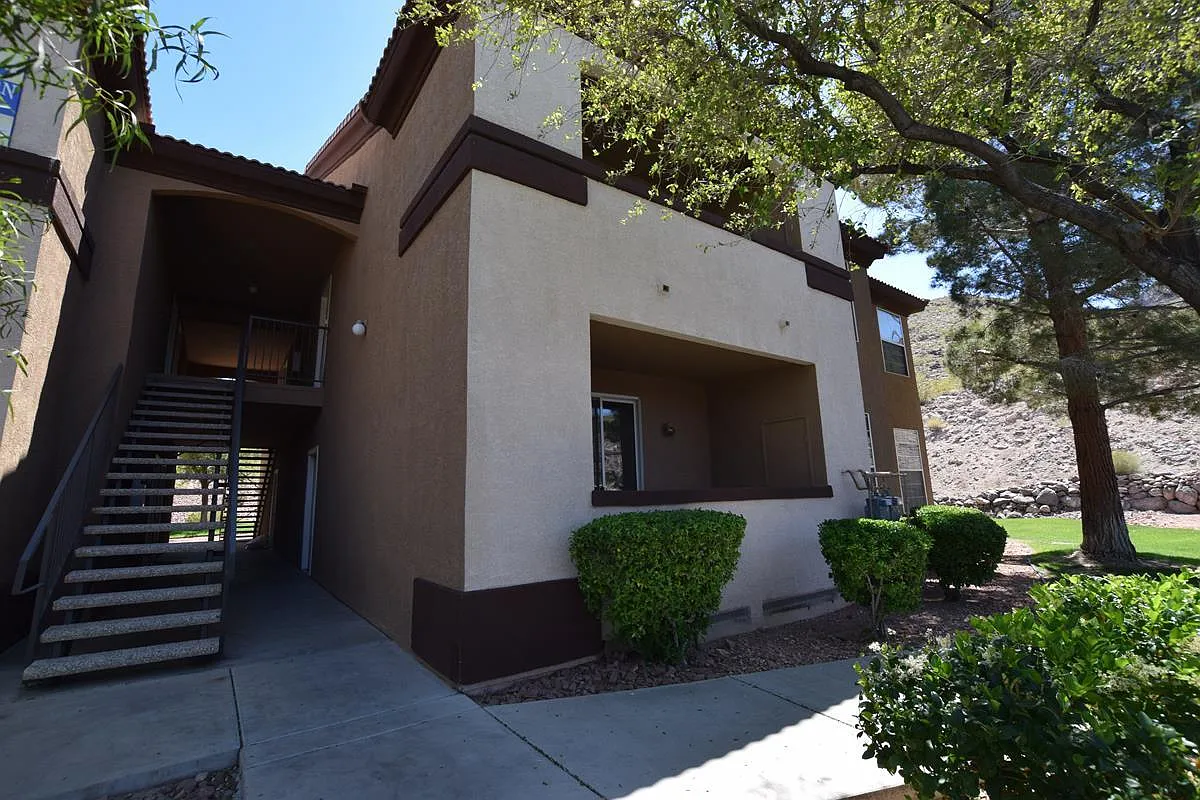 Fantastic, well maintained 2 bedroom condo. — Photo 1