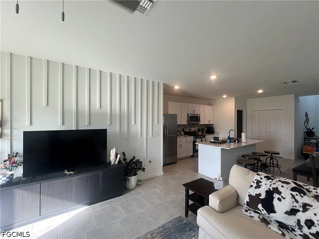 4 bed, 2.5 bath, 2320 sqft, $2,450 — Photo 2
