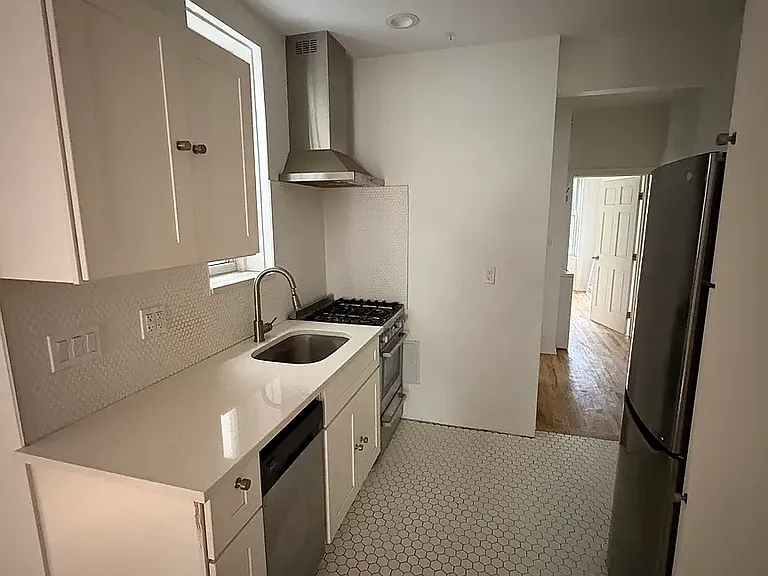 1557 De Kalb Ave #2L — Photo 2