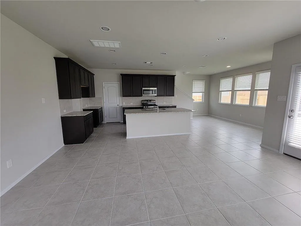 3 bed, 2.5 bath, 1704 sqft, $2,195 — Photo 2