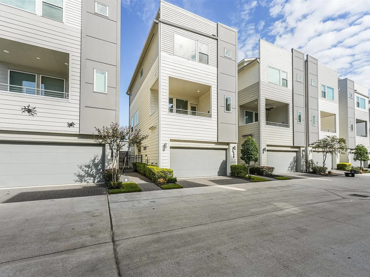3 bed, 3.5 bath, 2232 sqft, $2,799 — Photo 2