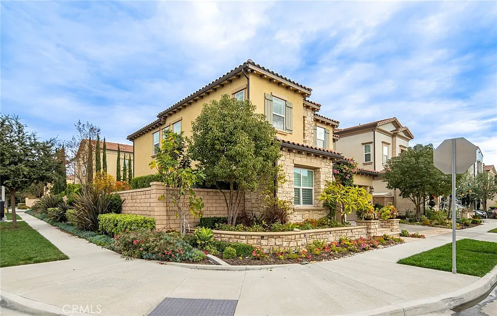 5 bed, 4.5 bath, 3220 sqft, $7,700 — Photo 2
