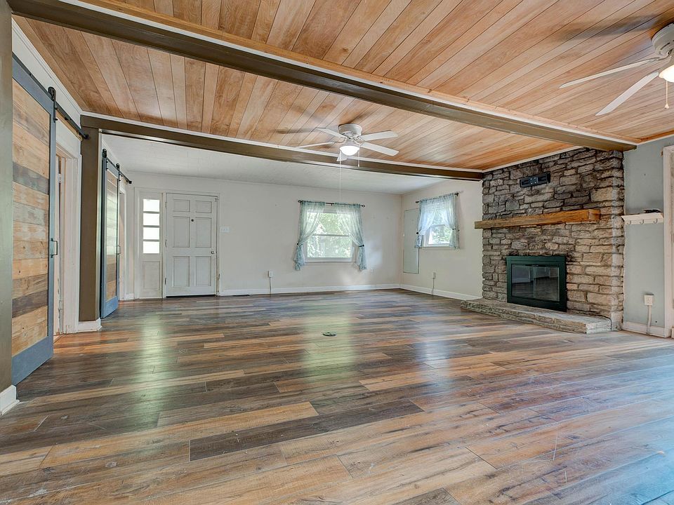 7th image of 148 Hidden Grove Ln