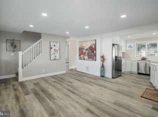 27 Goldenridge Dr, Levittown, PA 19057