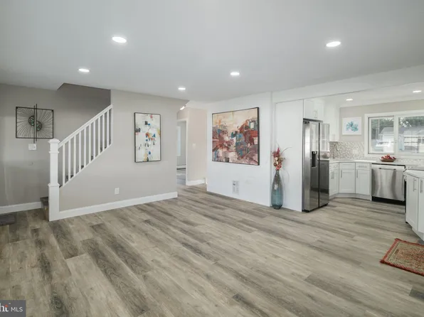 27 Goldenridge Dr, Levittown, PA 19057