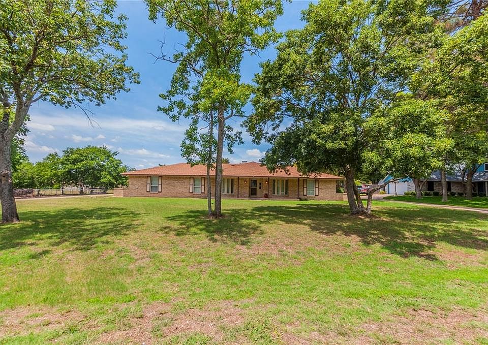 1st image of 206 Oakwood Ln